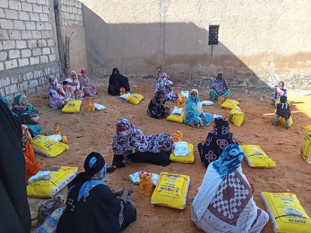 متطوعون يحضرون سلال الطعام