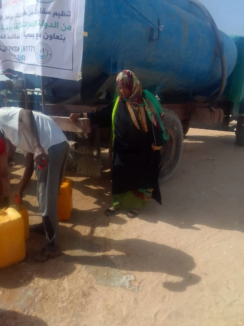 أطفال سعداء يشربون المياه النظيفة