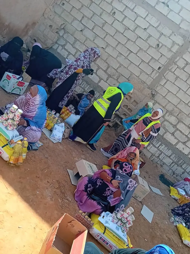 أسر محتاجة تستلم سلال الطعام