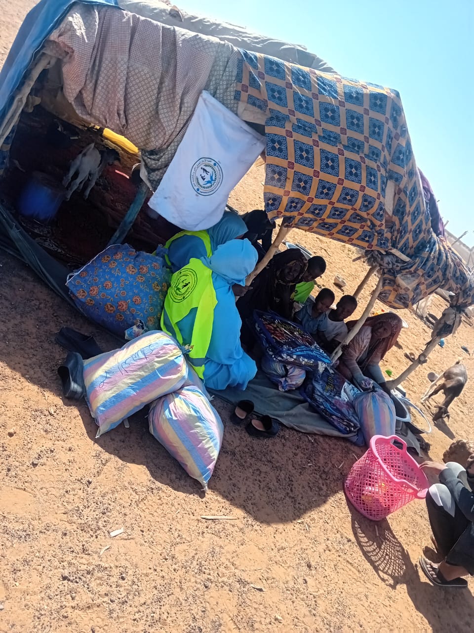 أطفال سعداء بملابسهم الشتوية الجديدة