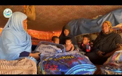 عائلة دافئة في منزلها